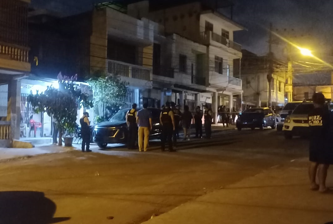 Un sicario llegó hasta una vivienda, preguntó por su víctima, ingresó hasta la sala y le disparó en dos ocasiones.