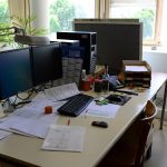 Una mujer falleció en su escritorio de trabajo y luego de cuatro días, sus compañeros lo notaron, acotaron las autoridades.