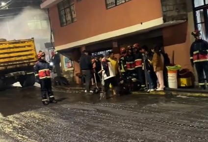 La quebrada Caupicho se desborda en Quito por las fuertes lluvias