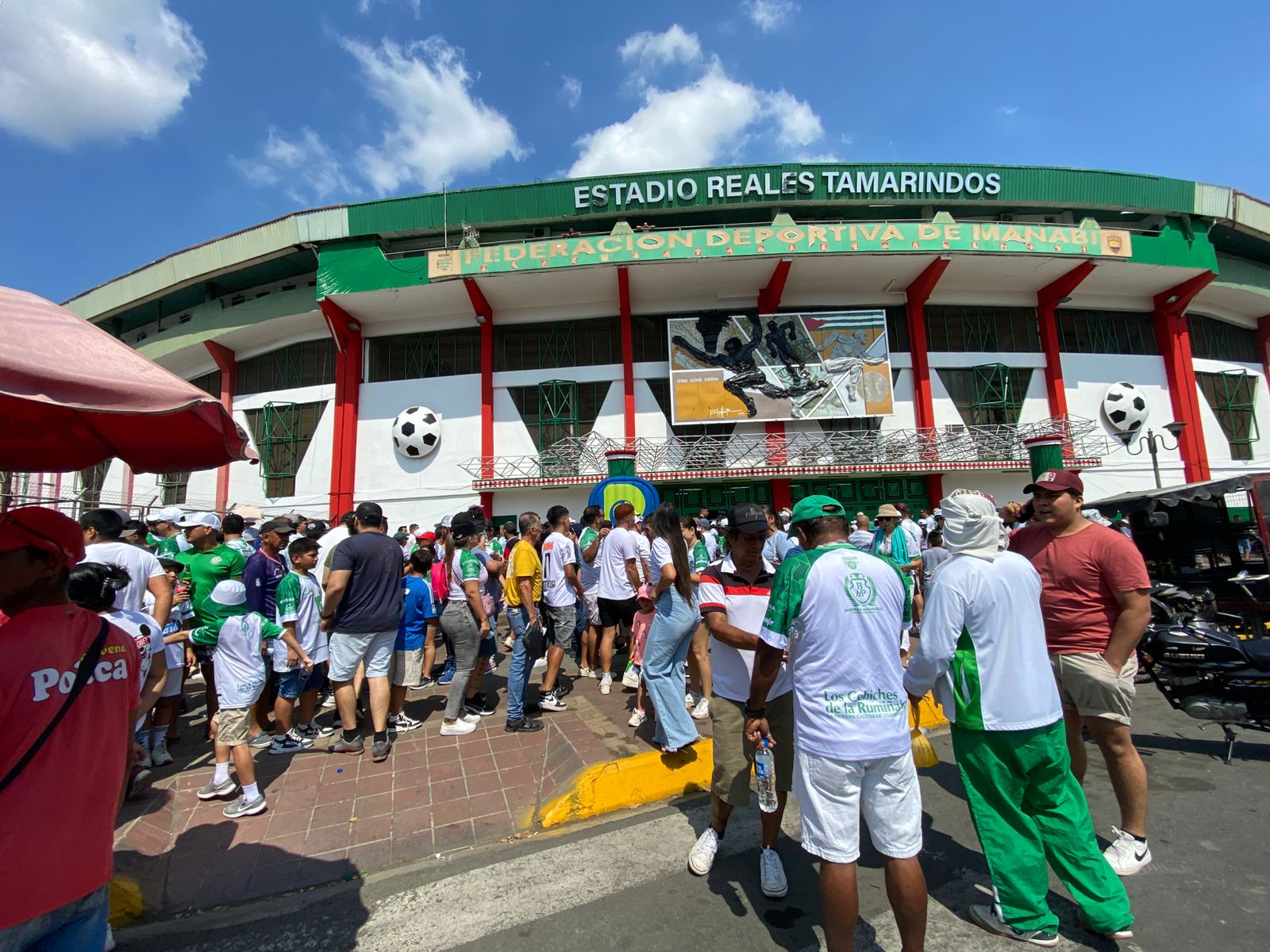 Liga de Portoviejo juega con Estrella Roja en el Estadio Reales Tamarindos