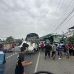 Dos buses y un camión protagonizan un triple choque.