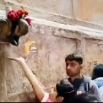 Personas hacían fila para tomar "agua bendita", pero se trataba de un desagüe