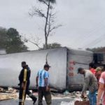 Un tráiler lleno de cervezas de accidenta en Los Ríos