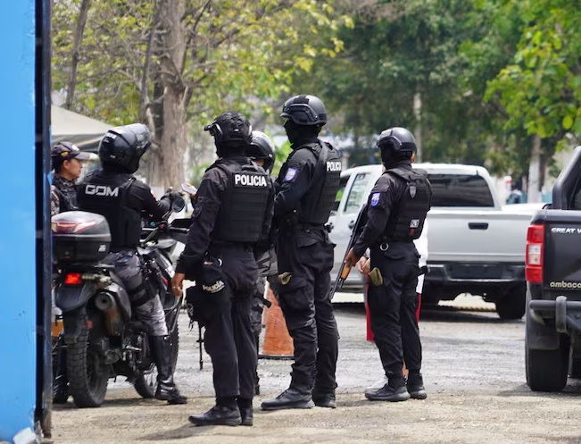 Con gran presencia policial en los exteriores,amaneció la Penitenciaría del Litoral este martes 12 de noviembre del 2024.