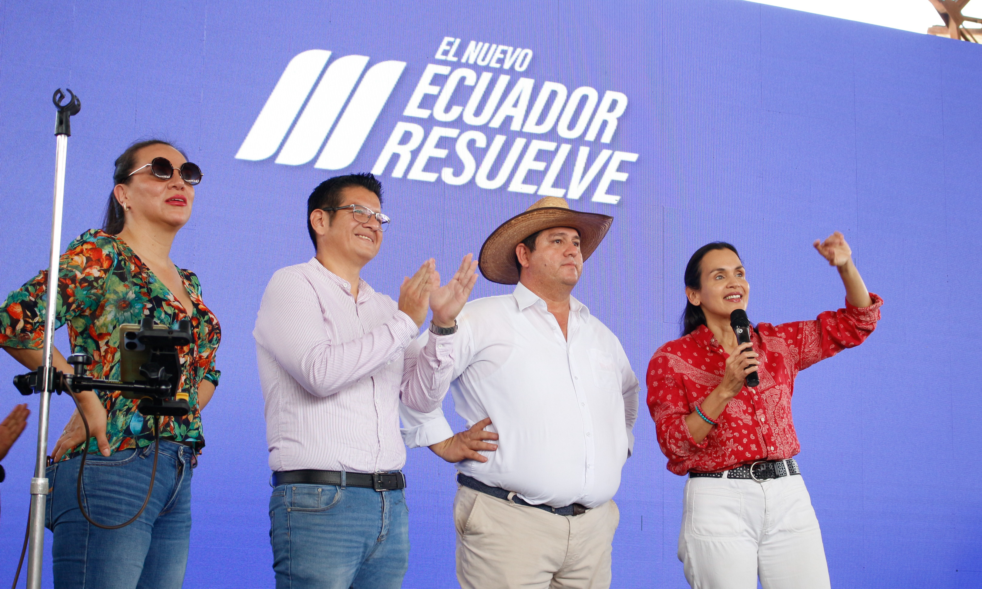 Daniel Noboa entregó dinero para obras y vida jurídica a juntas de riego en Manabí
