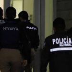 Dos mujeres, el conductor de un auto blindado y también tres agentes aduaneros resultaron detenidos en el aeropuerto de Quito.