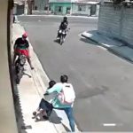 Dos mujeres, presuntamente madre e hija, quedaron en medio de un tiroteo en el cantón Durán, provincia del Guayas.