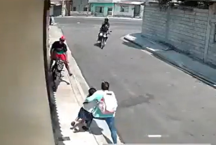 Dos mujeres, presuntamente madre e hija, quedaron en medio de un tiroteo en el cantón Durán, provincia del Guayas.