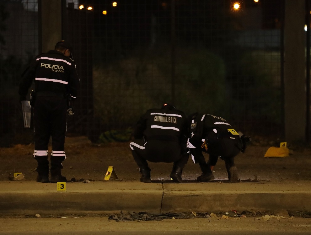 Durante un frustrado intento de secuestro, un policía abatió a dos presuntos delincuentes en Santo Domingo de los Tsáchilas.