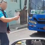El chofer de un bus urbano, de la ciudad de Quito, se ha vuelto viral en redes sociales tras la difusión de un video.