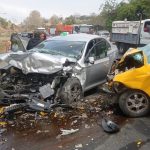 El choque frontal entre un auto de color gris y un taxi dejó dos hombres muertos en el sur de la provincia de Manabí.