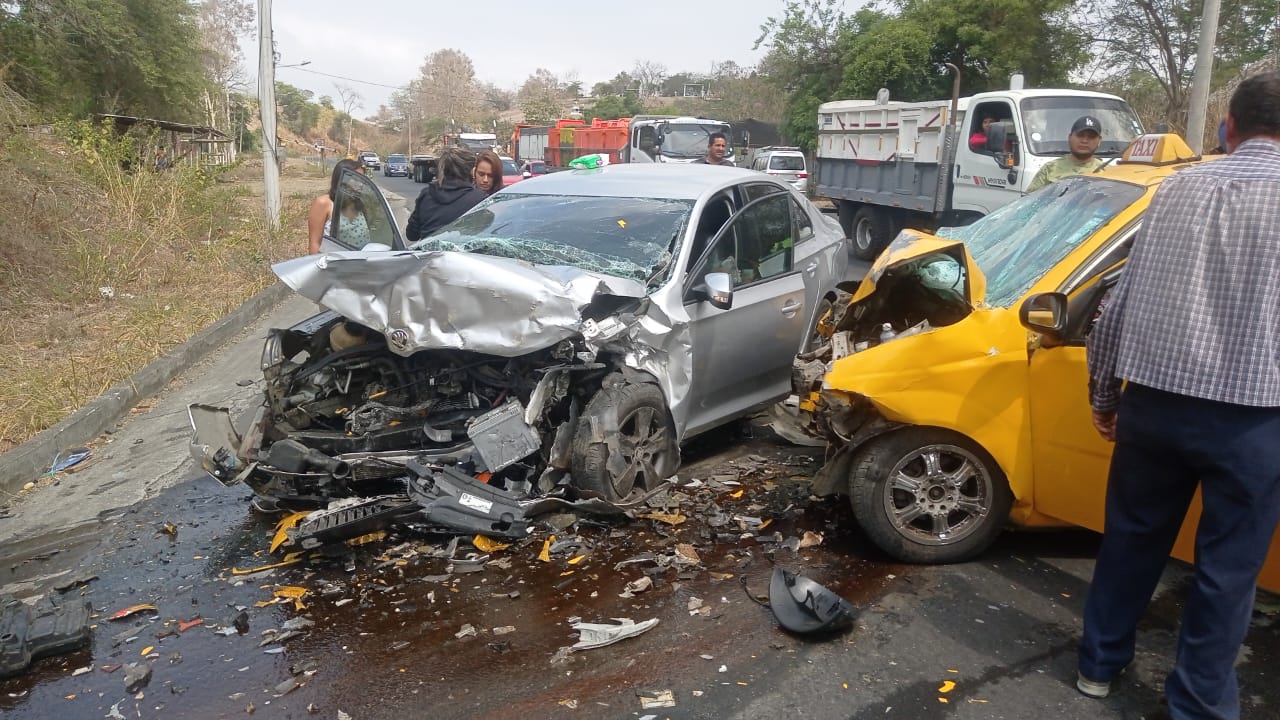 El choque frontal entre un auto de color gris y un taxi dejó dos hombres muertos en el sur de la provincia de Manabí.