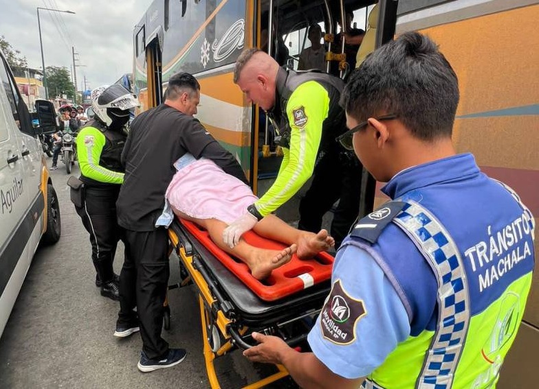 El nacimiento de un bebé dentro de un bus urbano, en la ciudad de Machala, pasó de la alegría a la tristeza en cuestión de minutos.