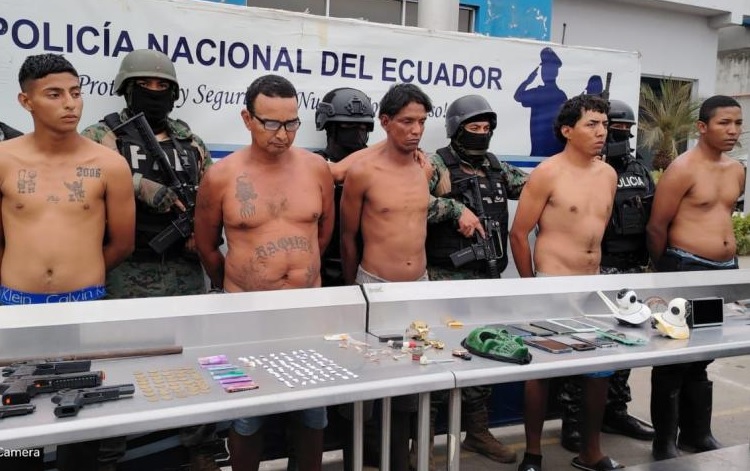 El operativo 'Tomento 8' dejó cinco hombres detenidos entre los que figuran uno a quien lo buscaba la Interpol.