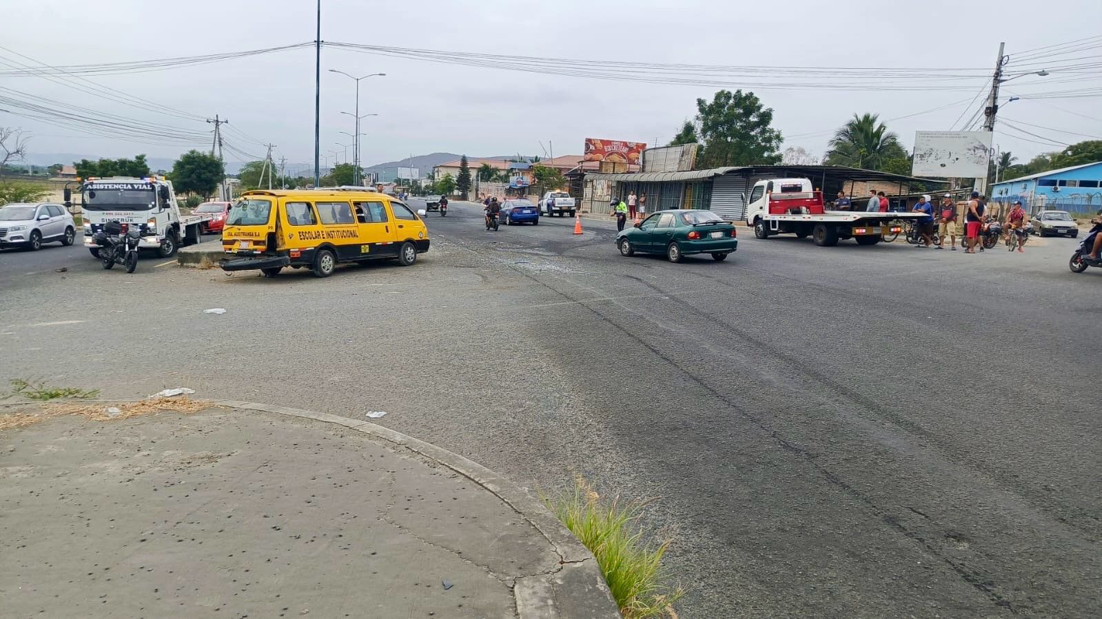 El sector Las Peñas, ubicado en la vía Portoviejo-Crucita, en Manabí, se convirtió en el escenario de un accidente de tránsito.