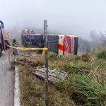 El vuelco de un bus perteneciente a la cooperativa Santa puso en alerta a las autoridades de la provincia de Azuay.