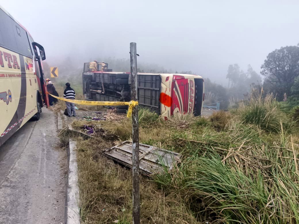 El vuelco de un bus perteneciente a la cooperativa Santa puso en alerta a las autoridades de la provincia de Azuay.