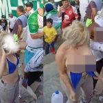 Hincha de Liga de Portoviejo muestra sus pechos en el estadio Reales Tamarindos