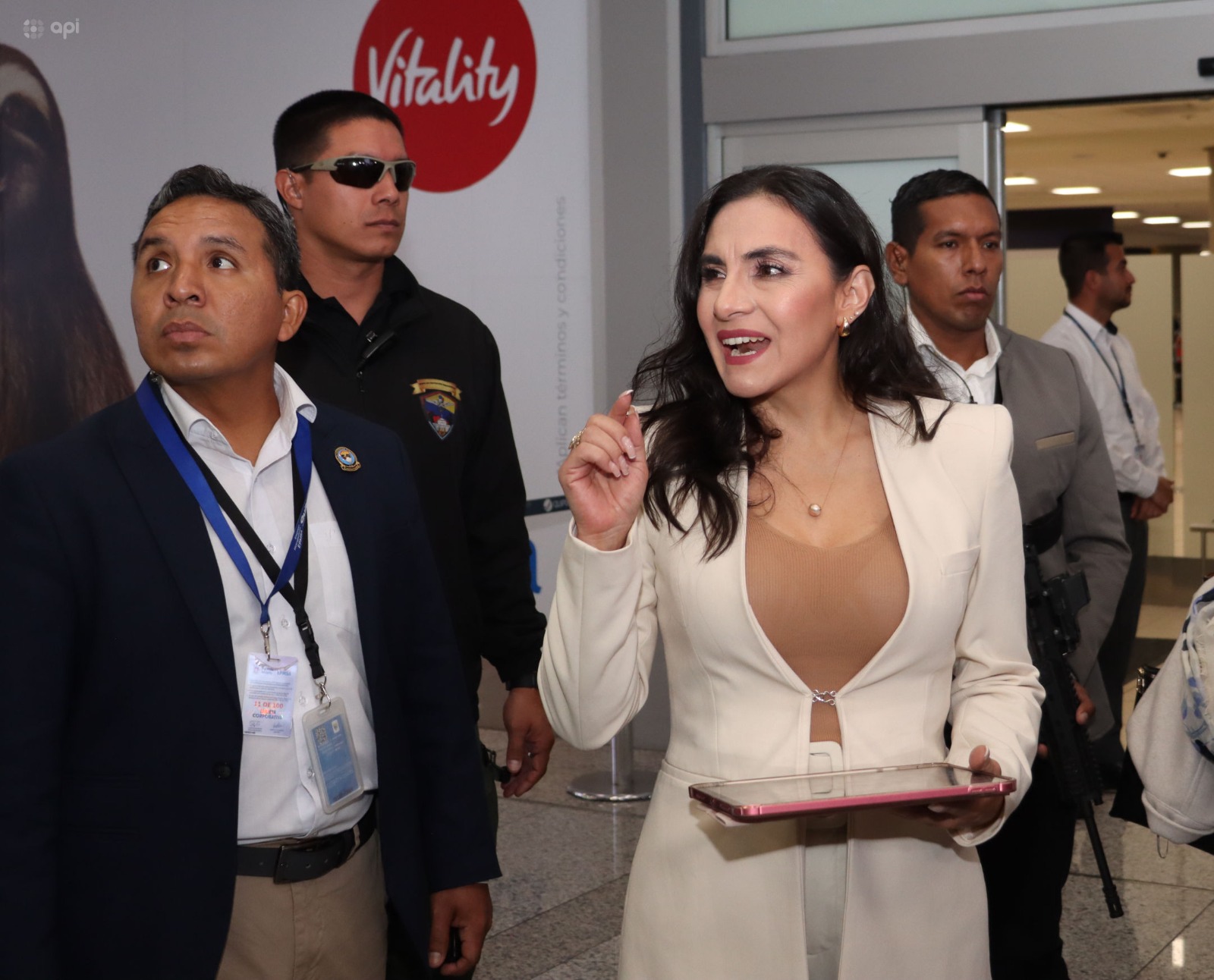 La vicepresidenta de la República, Verónica Abad llegó a Ecuador y su primera impresión fue Estoy feliz de volver a mi tierra.