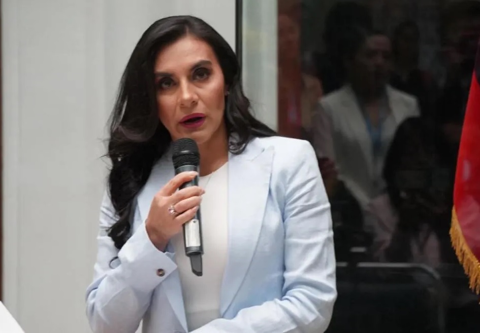 La vicepresidenta Verónica Abad calificó como "grosera violación a la Constitución" sus suspensión de 150 días.