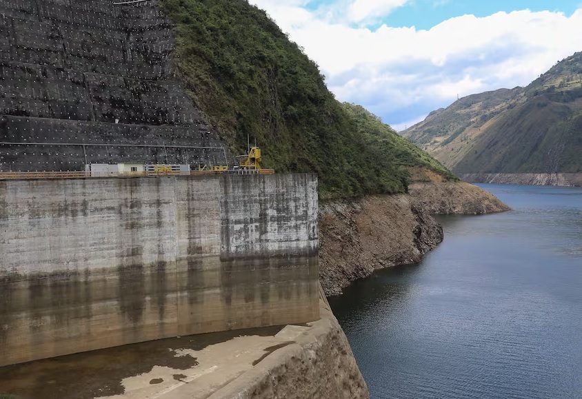 Mazar, el embalse más importante para el sistema eléctrico de Ecuador está pasando horas críticas por la falta de agua.