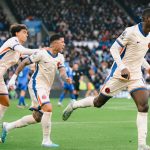 Moisés Caicedo prácticamente se bajó del avión, entrenó dos días con el Chelsea y jugó de titular ante el Leicester City.