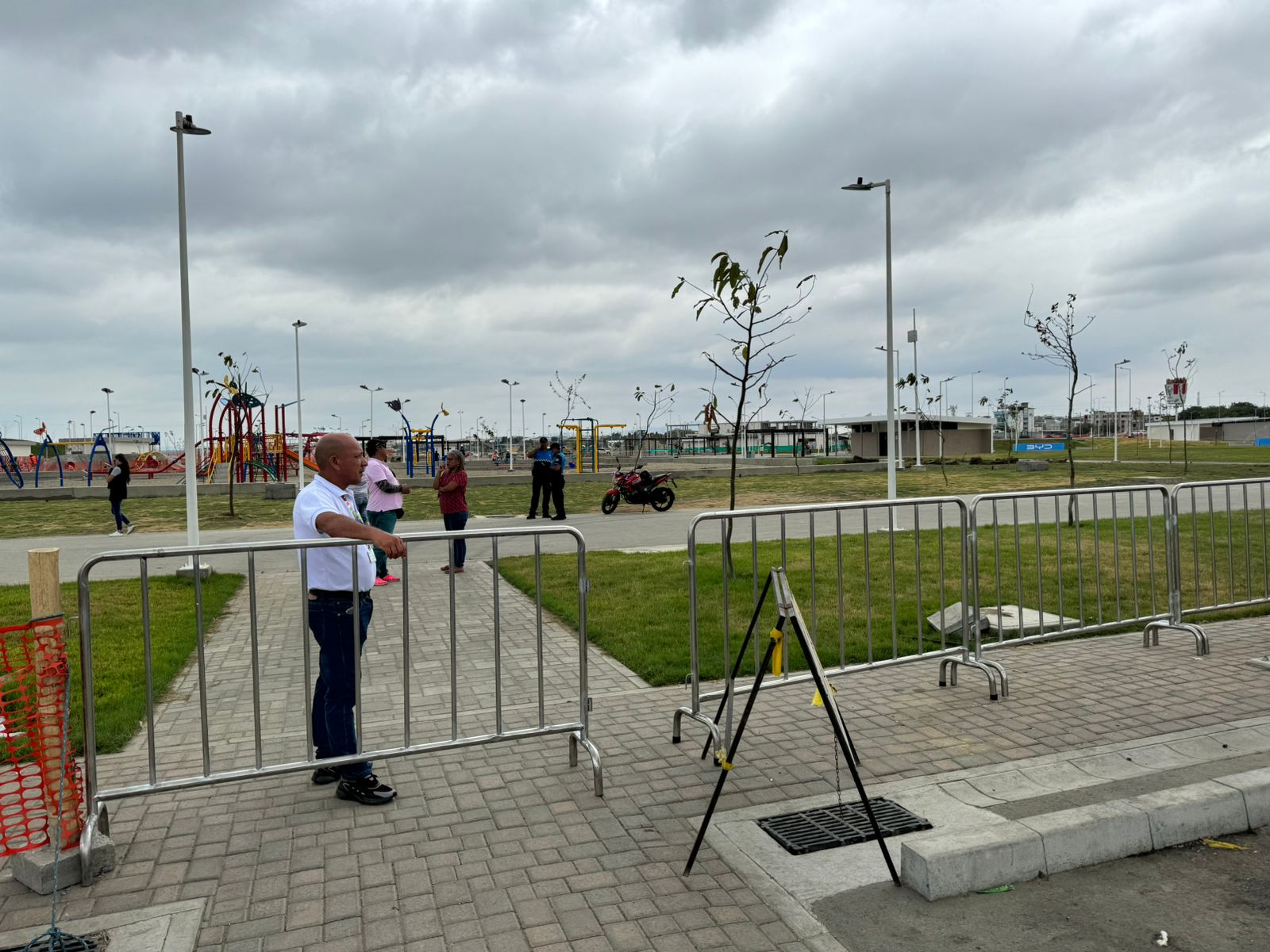 Parque Centenario de Manta solo está abierto en un horario; la gente desconocía