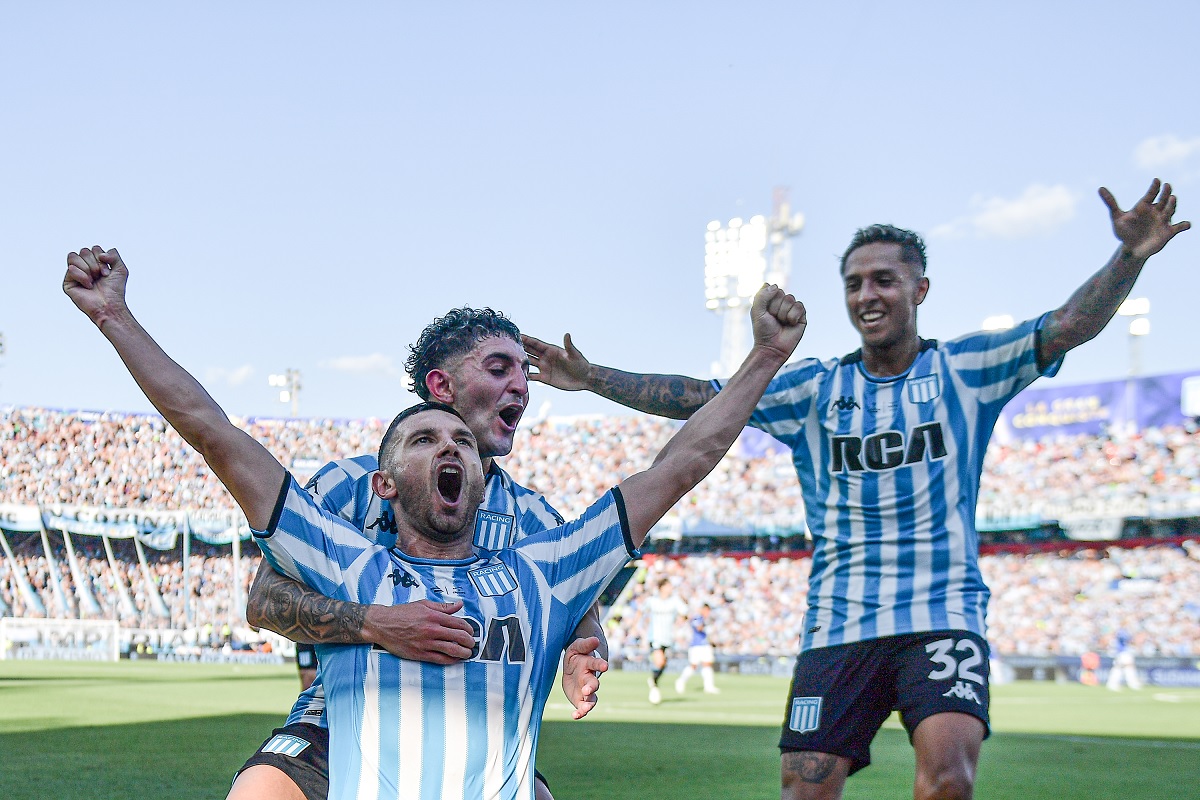 Racing de Argentina se coronó como el ganador de la Copa Sudamericana tras vender a Cruzaeiro de Brasil. El encuentro se disputó en el estadio La Nueva Olla.
