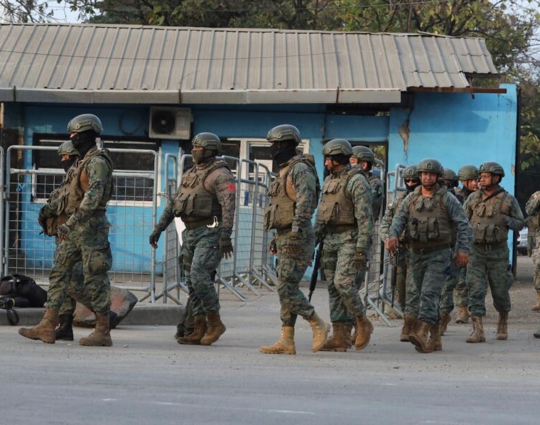 Siete reos asesinados y doce heridos es el saldo de una revuelta registrada en la Penitenciaría del Litoral, en Guayaquil.