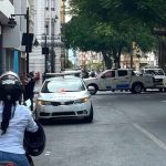 Tras salir de un restaurante de comida asiática, un oficial de la Policía Nacional recibió varios disparos de parte de dos hombres.
