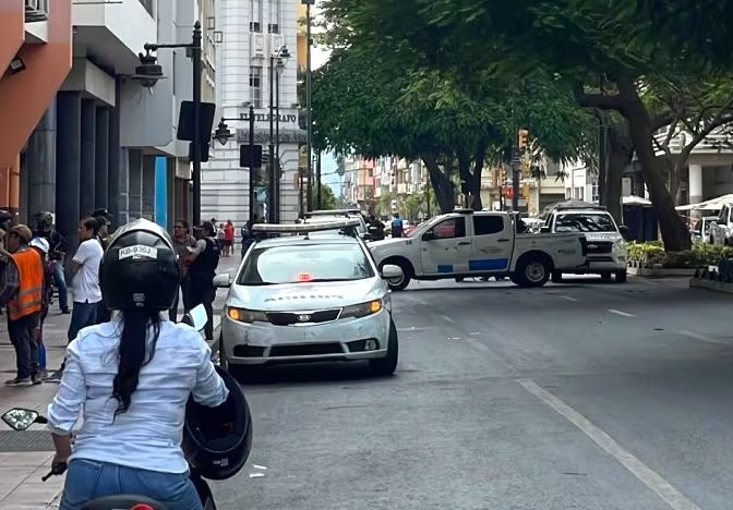 Tras salir de un restaurante de comida asiática, un oficial de la Policía Nacional recibió varios disparos de parte de dos hombres.