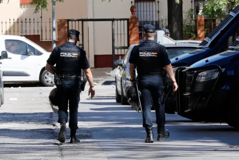 Un alto jefe de la Policía de España y su esposa han sido detenidos por presuntos nexos con el narcotráfico y lavado de dinero.