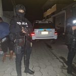 Un hombre resultó asesinado de al menos siete disparos por sicarios, quienes lo sorprendieron en un callejón.