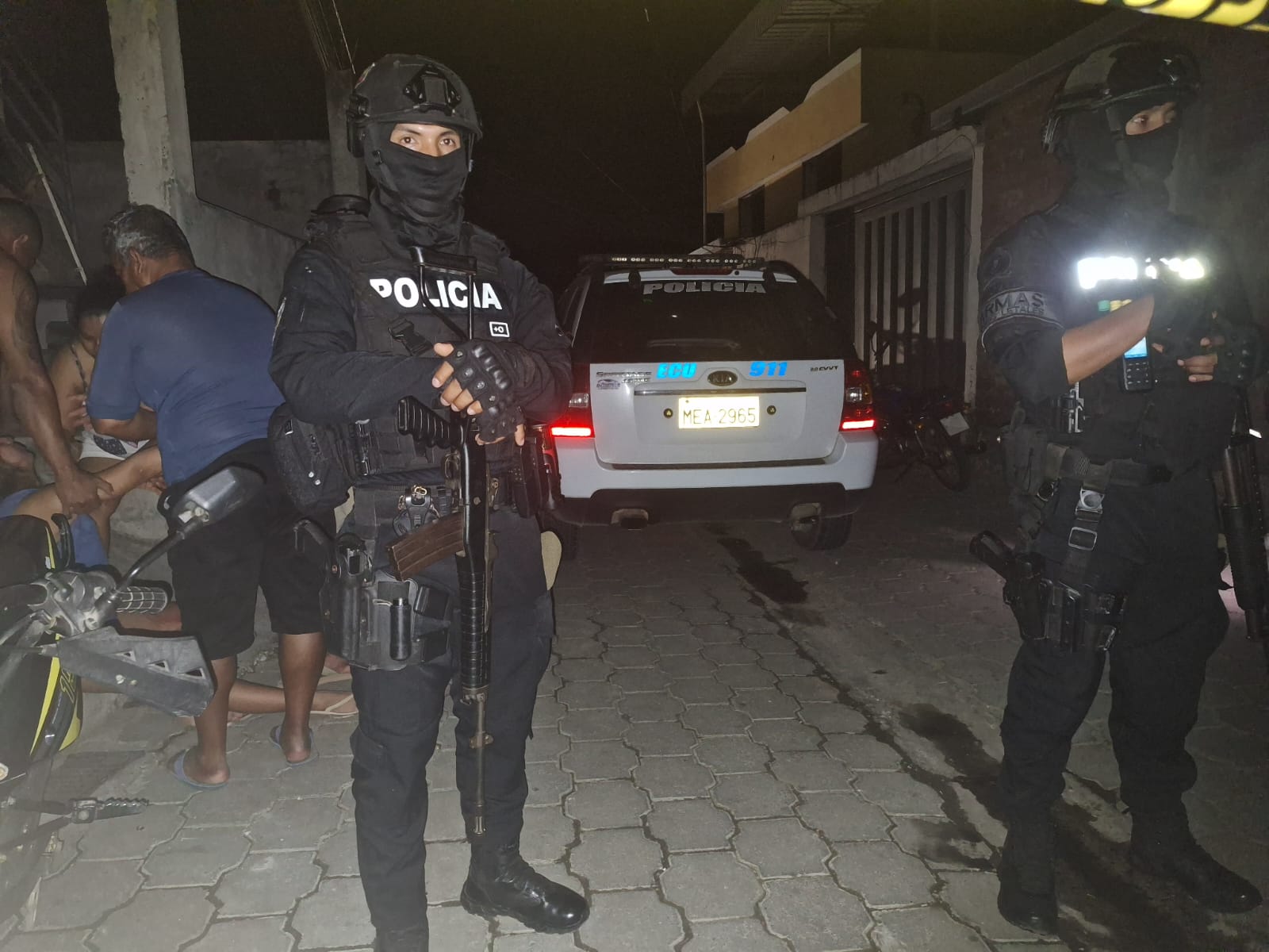 Un hombre resultó asesinado de al menos siete disparos por sicarios, quienes lo sorprendieron en un callejón.