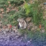 Una camioneta  cayó a un barranco en la vía que une las localidades de Méndez y Cuenca, en la provincia de Morona Santiago.