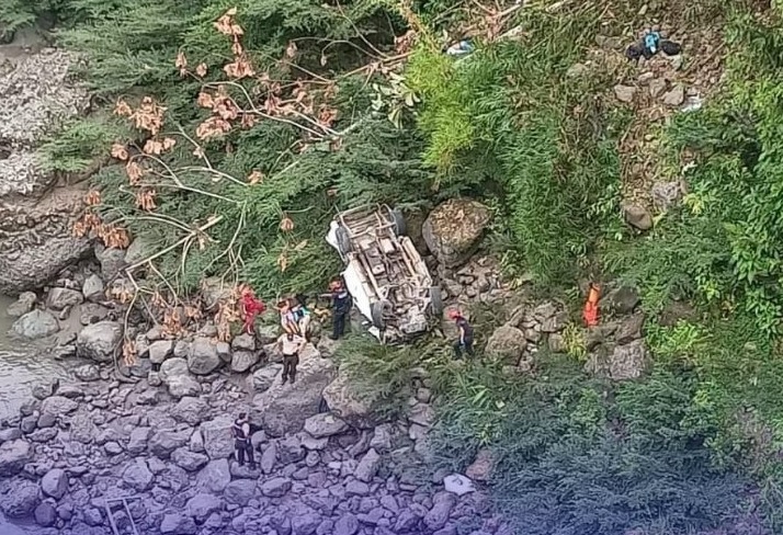 Una camioneta  cayó a un barranco en la vía que une las localidades de Méndez y Cuenca, en la provincia de Morona Santiago.