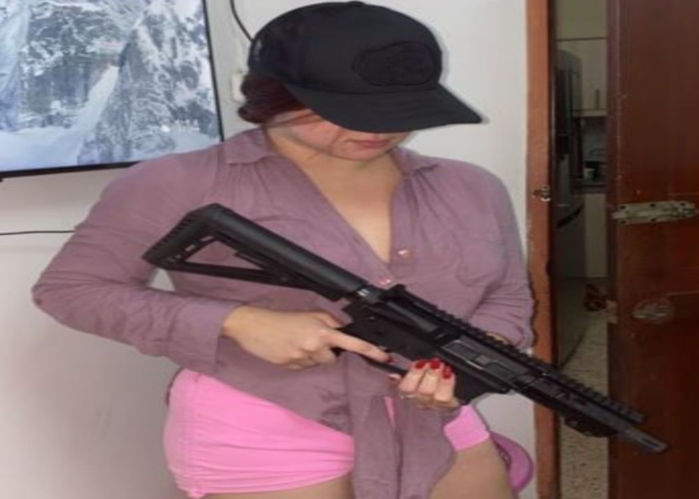 Una exreina de belleza de Manta, a quien la Policía detuvo, quedó en libertad por estar embarazada, informó la Fiscalía.