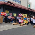 Prestadores externos del IESS exigen el pago de haberes pendientes