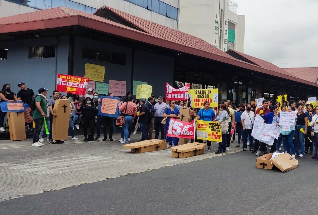Prestadores externos del IESS exigen el pago de haberes pendientes