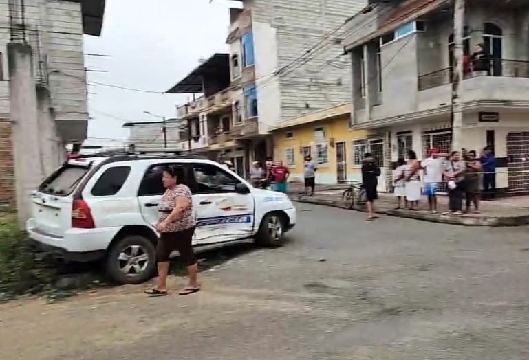 Un patrullero de la Policía y una furgoneta con estudiantes chocaron en Santa Rosa