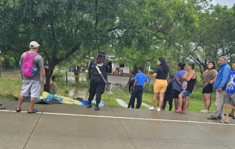 Un rayó mató a una pareja que esperaba un bus