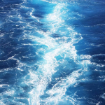 agua del mar azul por esta razón