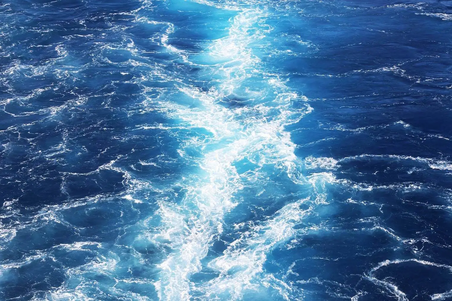 agua del mar azul por esta razón