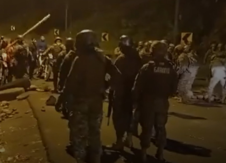 Al menos cinco camiones con militares llegaron a la provincia de Napo, donde se han registrado protestas en los últimos días.