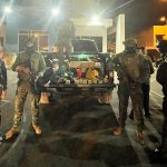 Camuflados entre varias canastas navideñas, agentes de la Policía Nacional encontraron 145 mil dólares en efectivo.