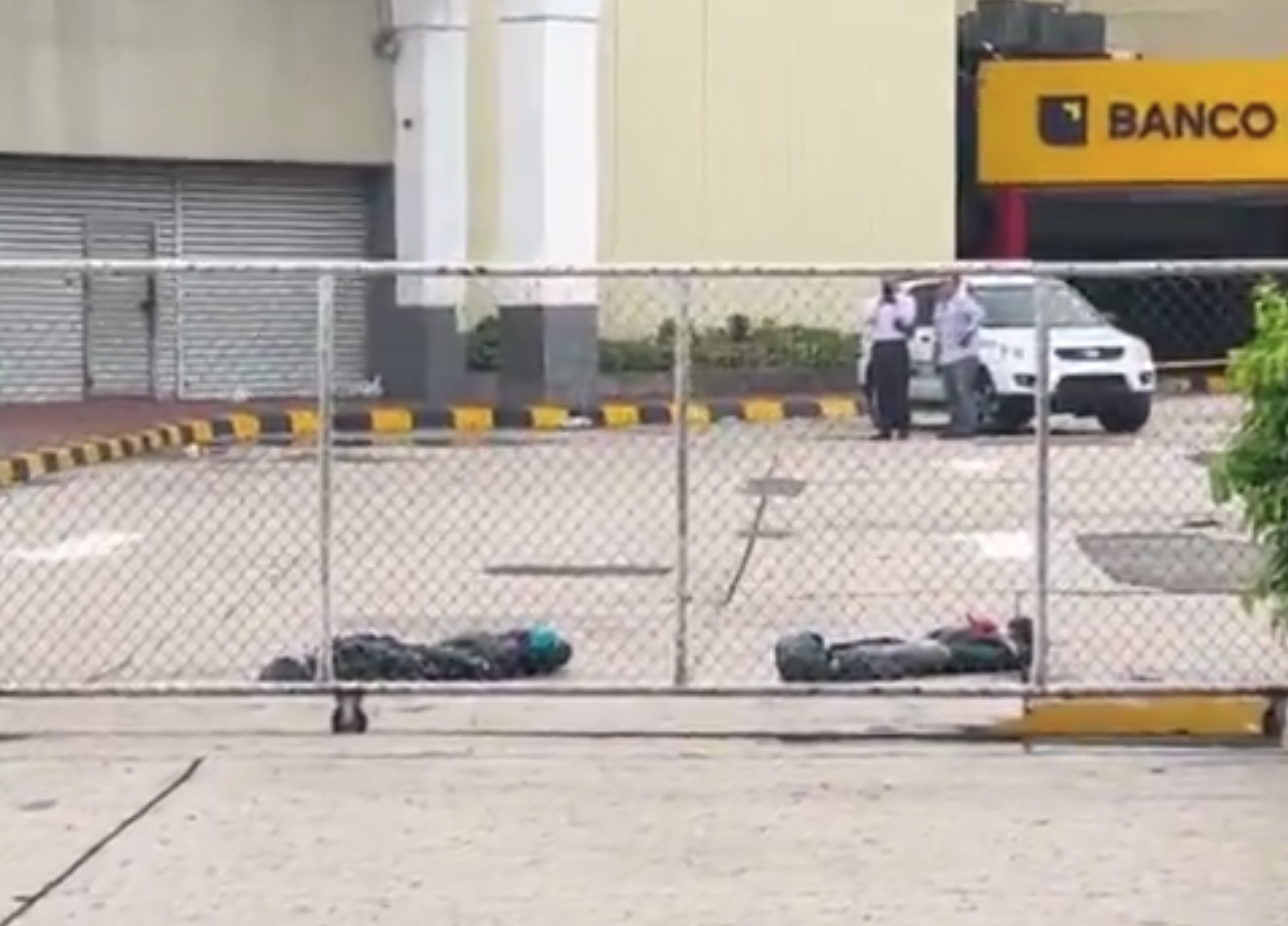 Dos bultos parecidos a cadáveres fueron abandonados en complejo judicial de Guayaquil