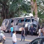 El bus perteneciente a la agrupación musical Los Inquietos del Vallenato, sufrió un accidente en Antioquia, Colombia.