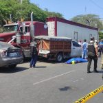 El conductor de un tráiler muere tras choque múltiple en Manta