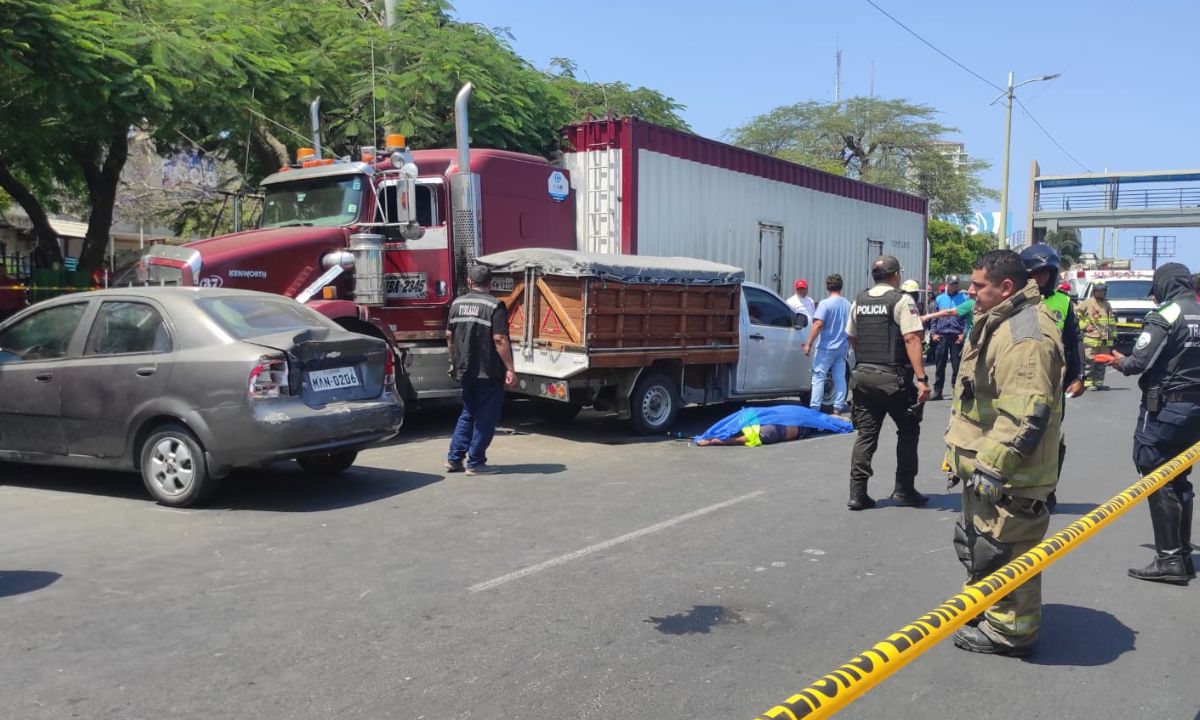 El conductor de un tráiler muere tras choque múltiple en Manta