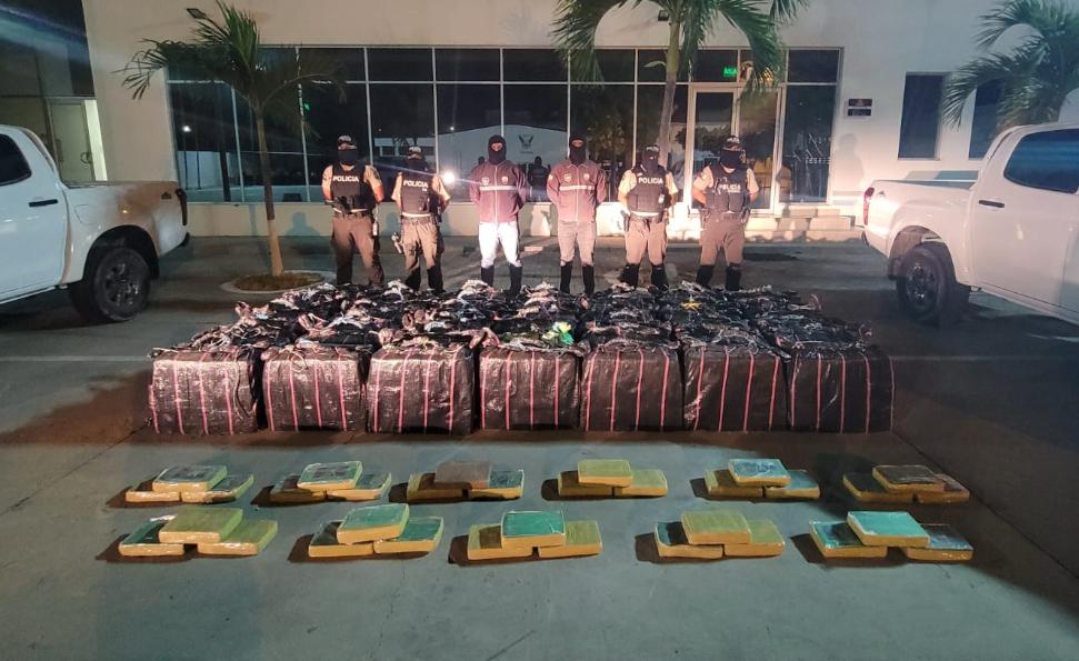 En una zona rural de Manta, la Policía incautó cerca de dos toneladas de droga este jueves 5 de diciembre del 2024.